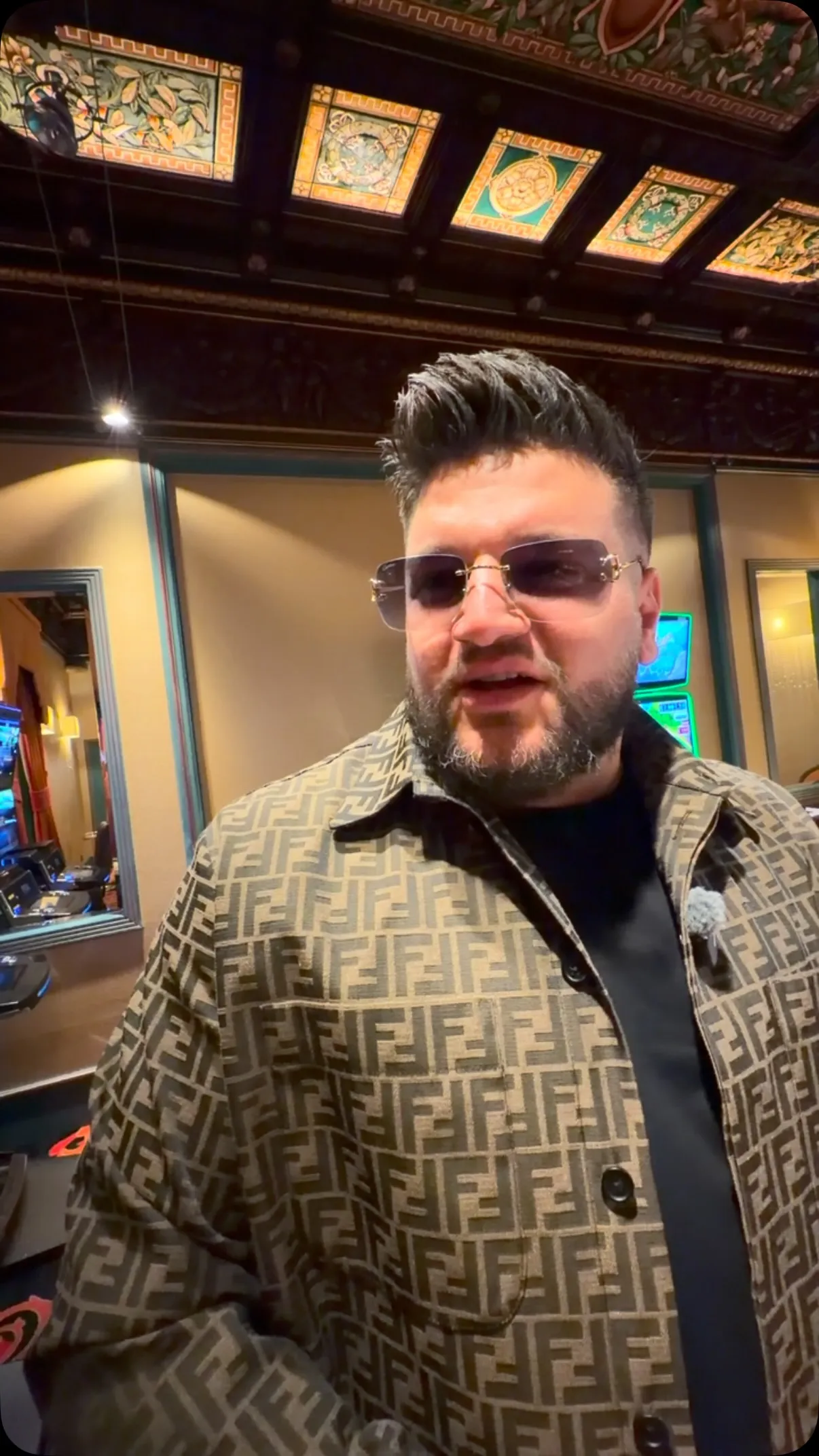 DianVegas vor Spielautomaten