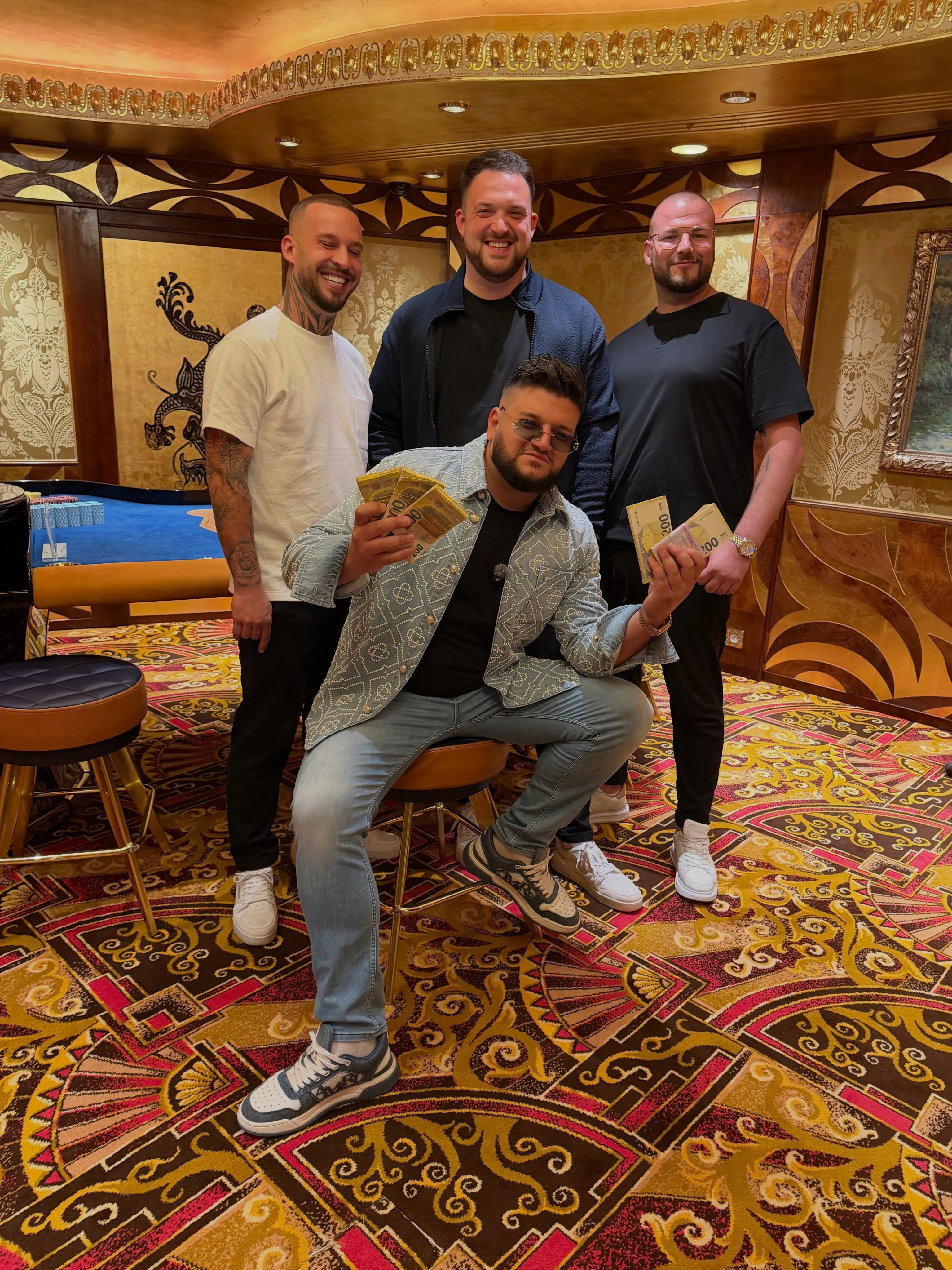 DianVegas mit drei Begleitern im Casino